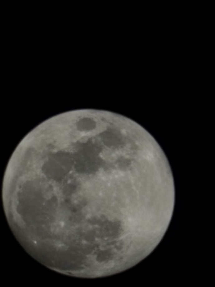 Ayın 100x zoom ile çekilmiş fotoğrafı gerçekte nasıl görünür, detay farkı ne kadar hissedilir?