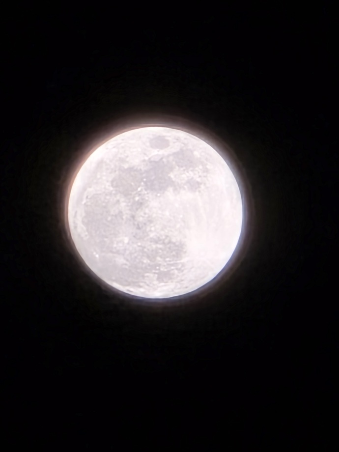 Ayın 100x zoom ile çekilmiş fotoğrafı gerçekte nasıl görünür, detay farkı ne kadar hissedilir?
