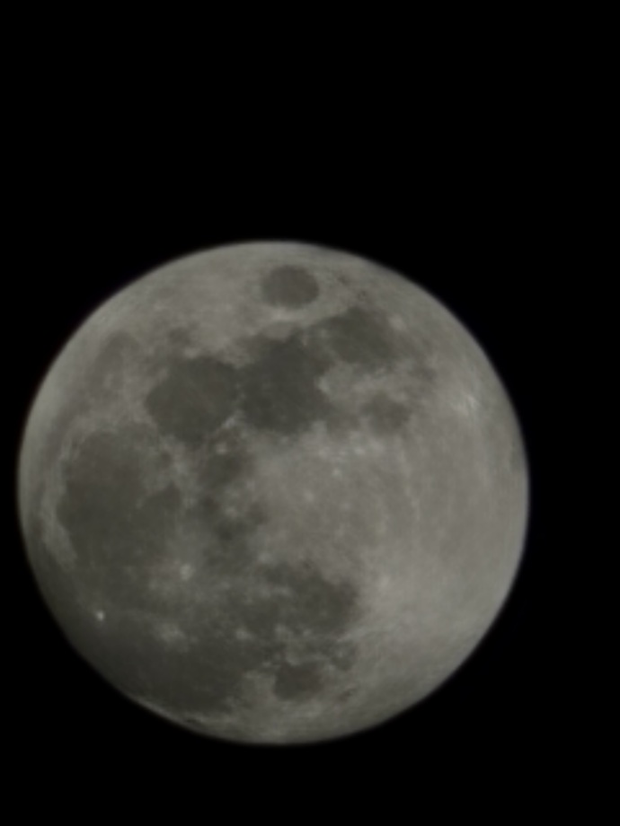 Ayın 100x zoom ile çekilmiş fotoğrafı gerçekte nasıl görünür, detay farkı ne kadar hissedilir?
