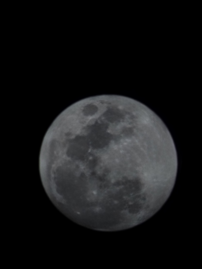 Ayın 100x zoom ile çekilmiş fotoğrafı gerçekte nasıl görünür, detay farkı ne kadar hissedilir?