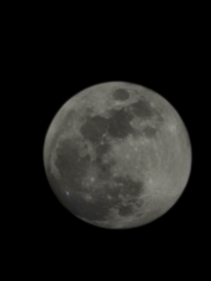 Ayın 100x zoom ile çekilmiş fotoğrafı gerçekte nasıl görünür, detay farkı ne kadar hissedilir?