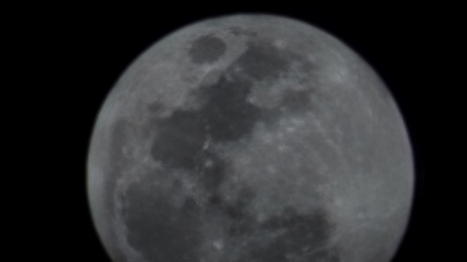 Ayın 100x zoom ile çekilmiş fotoğrafı gerçekte nasıl görünür, detay farkı ne kadar hissedilir?