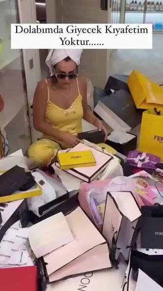 Hem dolabımda yer yok hem giyeceğim bir tane kıyafetim yok nasıl oluyor anlamadım siz de böyle miğğğğ?