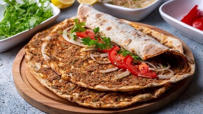 Lahmacunun arasına soğanı ve salatayı koyuyor musunuz?