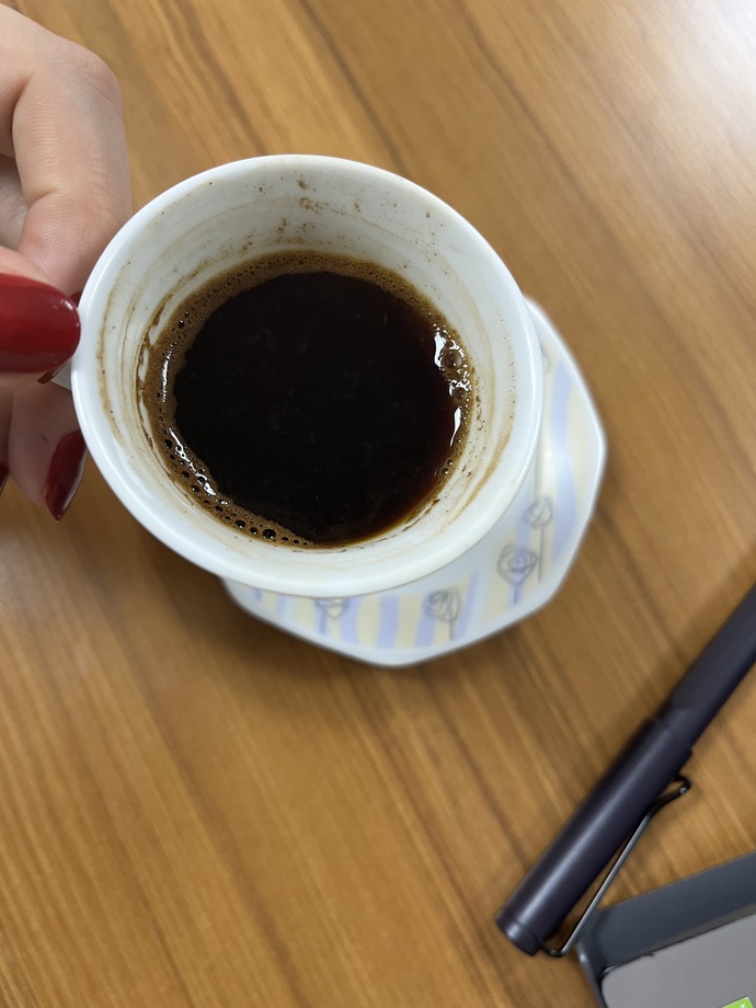 Kimlere sade kahve ısmarlayayım?
