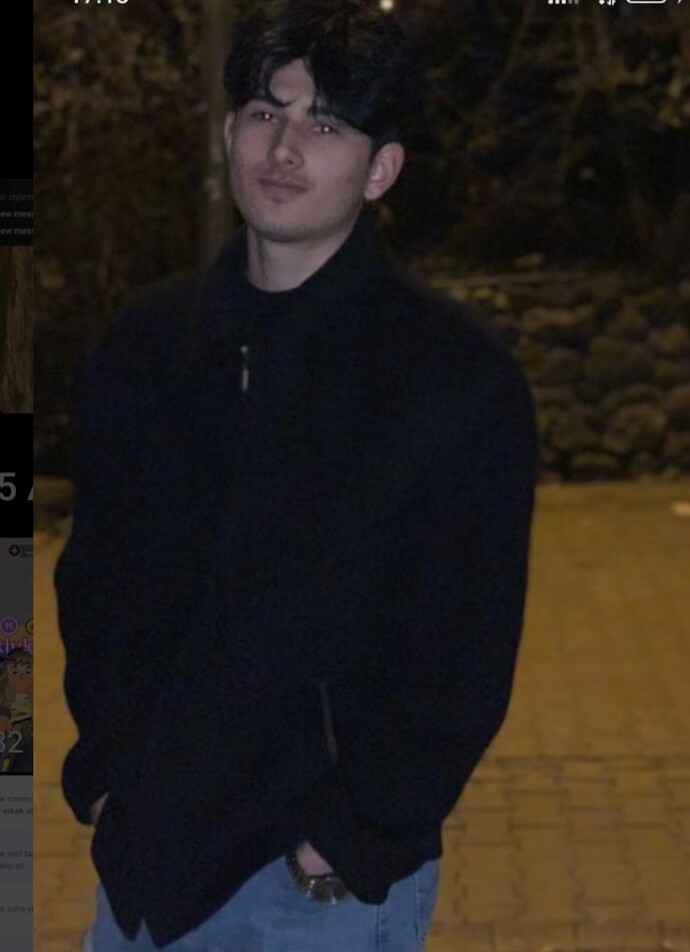 Ben bu çocuğa aşık oldum yani her halini her şeyi sebiyom işte ne yapsam geçmedi ne yapmalıyım bilmiyorum yakışıli. mi sizce?