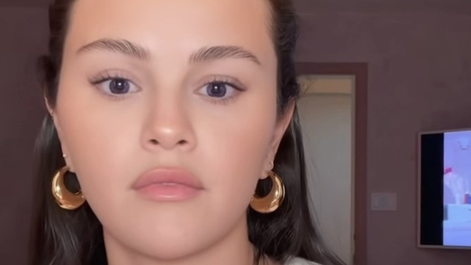 Selana Gomez beni yakın arkadaşı olarak görüyormuş 😍 çok havalı değil miyim?