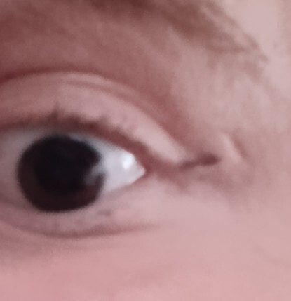 Tek elle nasıl eyeliner çekilir?