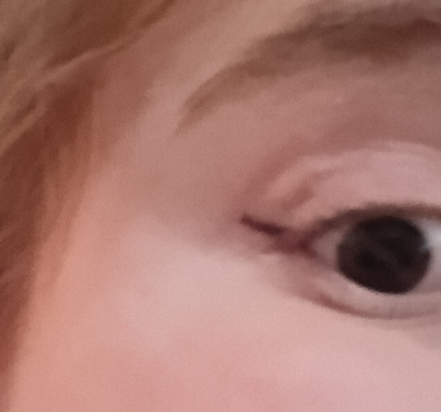 Tek elle nasıl eyeliner çekilir?