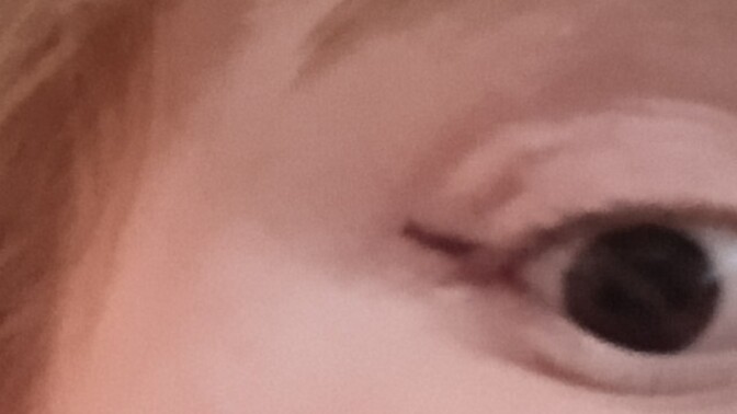 Tek elle nasıl eyeliner çekilir?