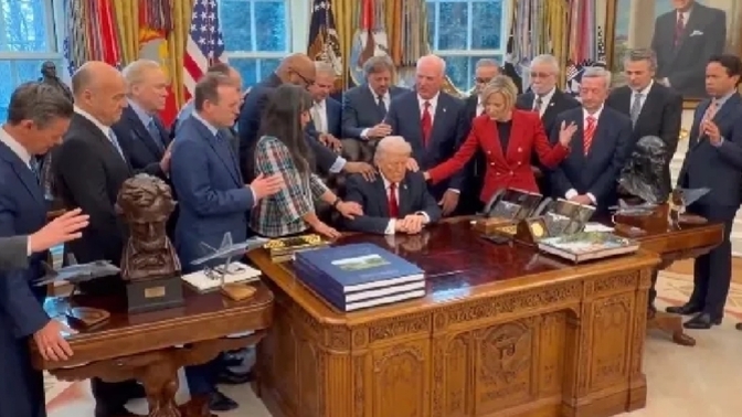 Beyaz Saray’da Donald Trump için ayin düzenlendi! Sizce ayinin savaşa etkisi olur mu?