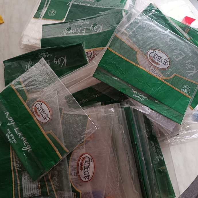 Evde yıllarca poşet, paket, kutu, pet şişe biriktiren hakkında ne düşünürsünüz?