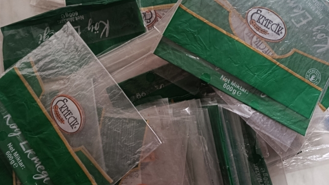Evde yıllarca poşet, paket, kutu, pet şişe biriktiren hakkında ne düşünürsünüz?