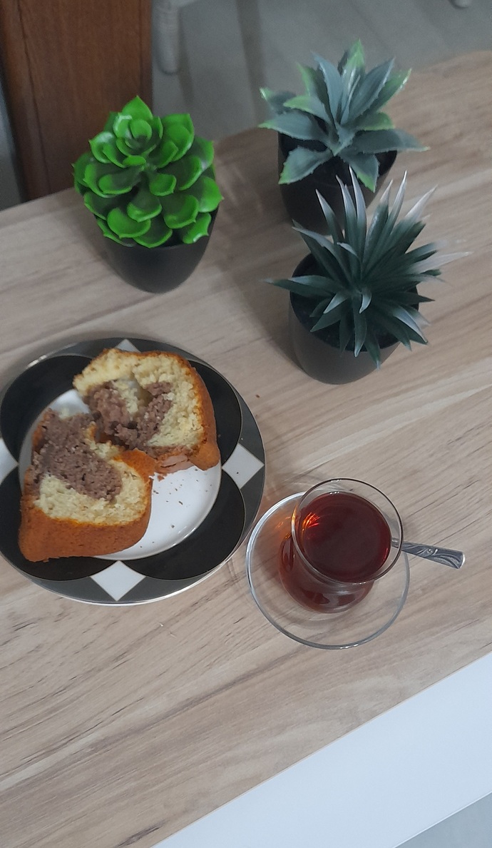 Çayı nasıl içersiniz yanında bişeyler atıştırmayı sever misiniz?