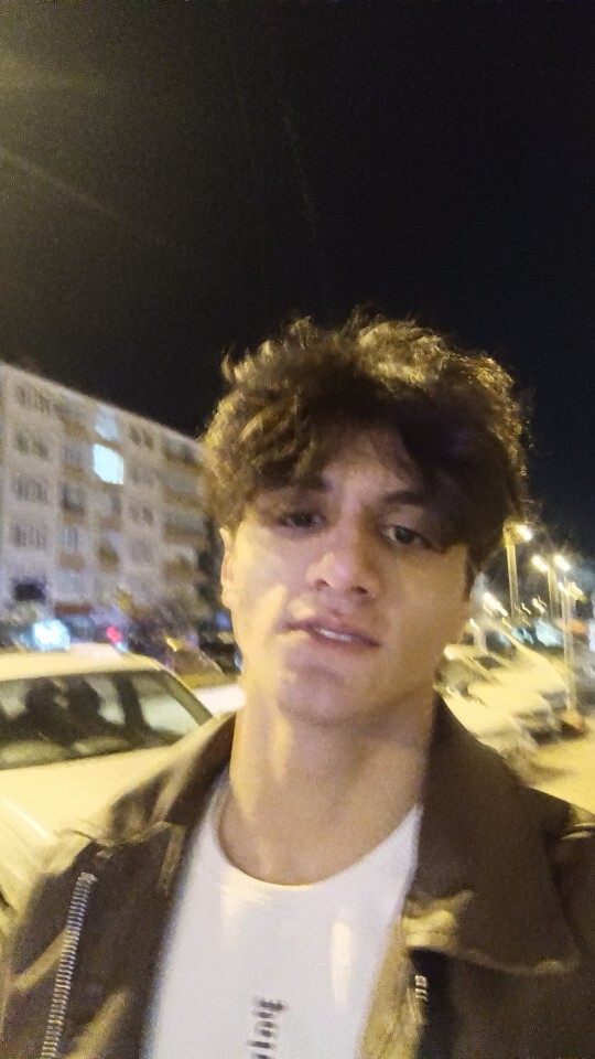Arkadaşlar sizce yakışıklı mıyım?