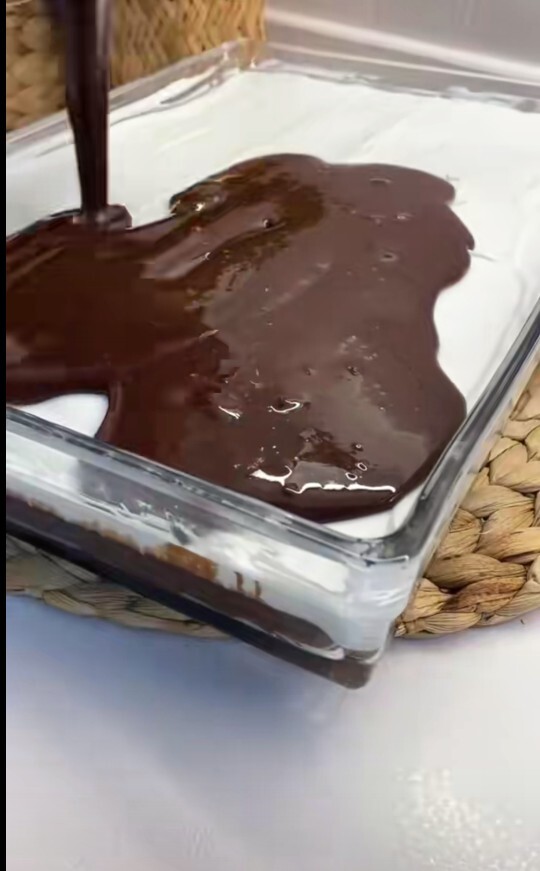 Krem şantinin üzerine sos dökünce ikisi karışıp çorba gibi oluyor nasıl yapmalıyım?