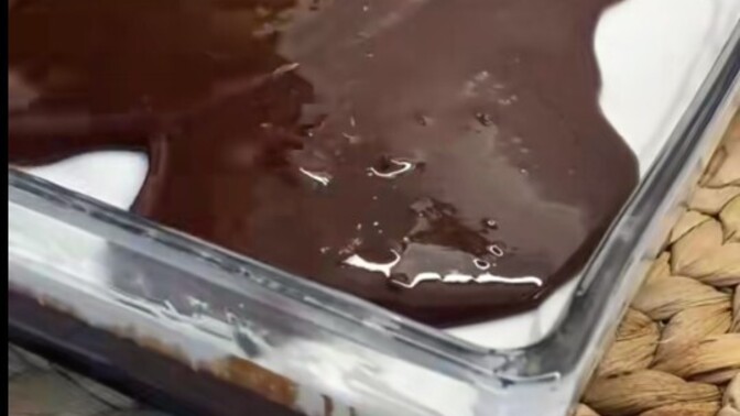 Krem şantinin üzerine sos dökünce ikisi karışıp çorba gibi oluyor nasıl yapmalıyım?