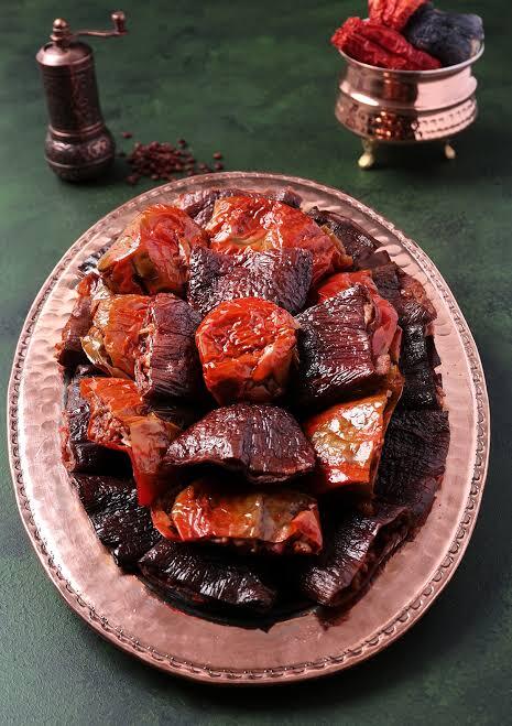 Önünde zeytinyağlı karışık kuru dolma olsa ilk hangisini yersin?