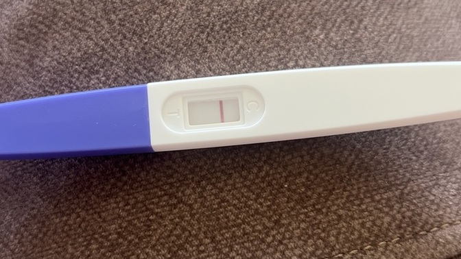 Çok silik çizgi hamilelik testi pozitif mi sayılır, hamile miyim acaba?