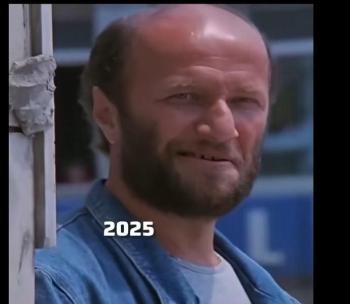 Bu adam çok yakışıklı değil mi?