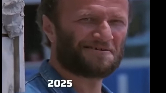 Bu adam çok yakışıklı değil mi?