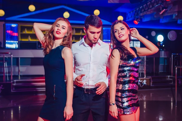 Eşiniz evlendikten sonra gece kulübüne gidebilir mi?