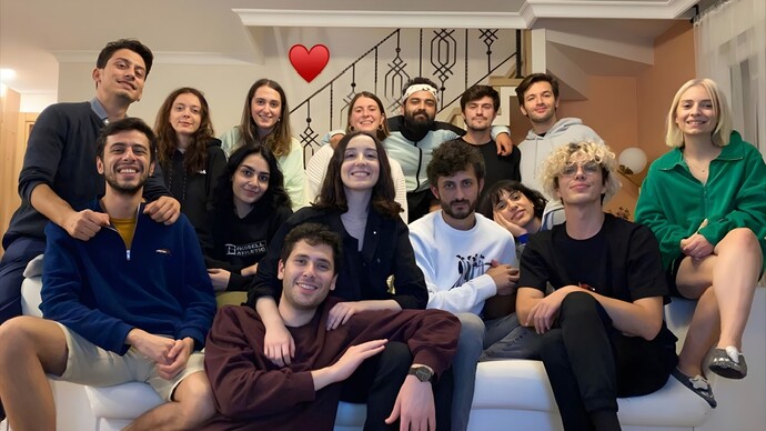 İlkokuldan kalma arkadaşın var mı hala?