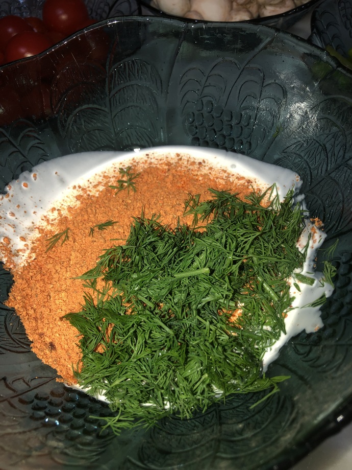 Tavuk ve sebzeleri fırın poşetine koyup sosu içine dökün