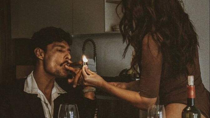 Sevgilisine, makyaj yaparken/maç izlerken bile yazan biri, gerçekten seviyordur diyebilir miyiz?