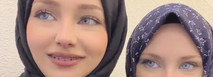Bu kızların gözleri gerçekten mavi mi, yoksa bariz belli olan renkli lens mi?