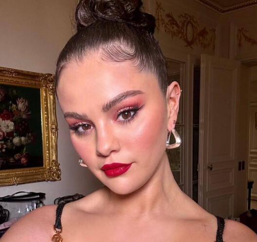 Kırmızı ruj 💄 kadını olmak istiyorum normal mi?