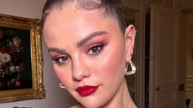 Kırmızı ruj 💄 kadını olmak istiyorum normal mi?