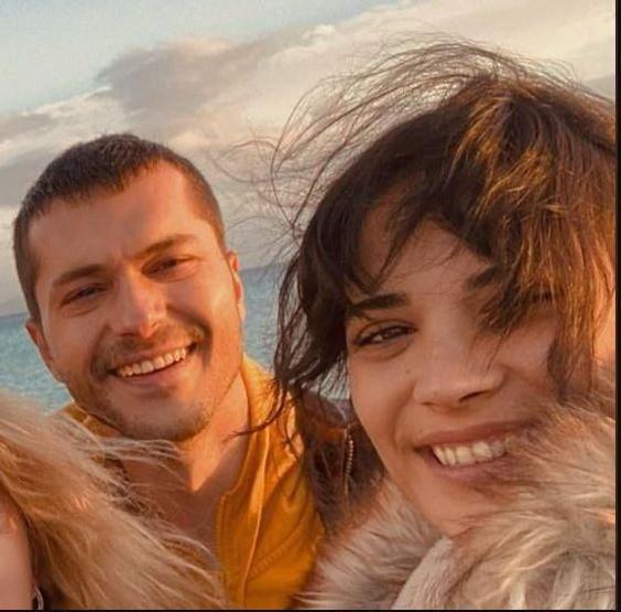 Alperen duymaz ve eşi kübra kelkit aralarında 3 yaş varmış kübra 3 yaş daha büyük ve lise aşkıymış ne düşünüyorsunuz?