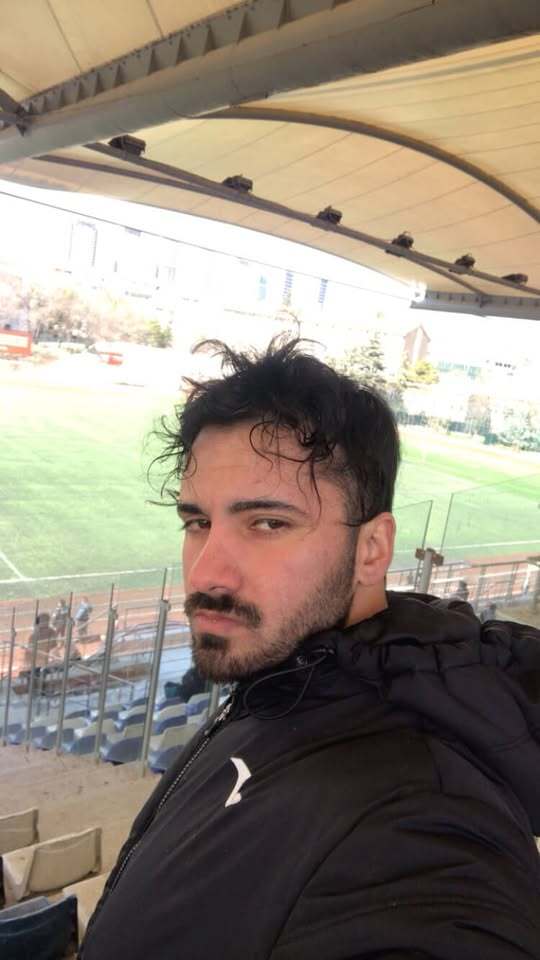 Kızlar, iyi günler sizce hangi fotoğrafdaki daha yakışıklı ?