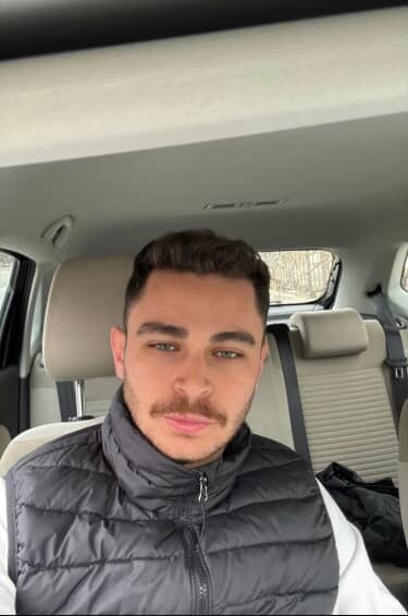 Kızlar, iyi günler sizce hangi fotoğrafdaki daha yakışıklı ?