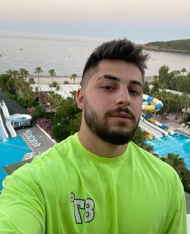 Kızlar, iyi günler sizce hangi fotoğrafdaki daha yakışıklı ?