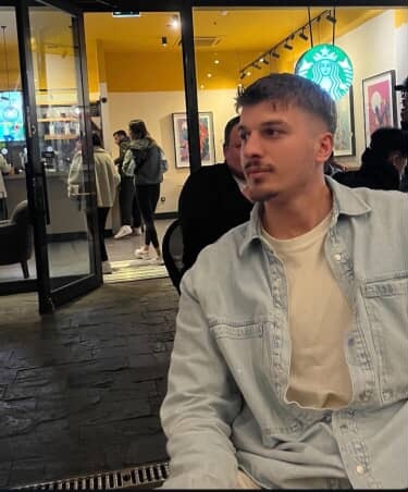 Kızlar, iyi günler sizce hangi fotoğrafdaki daha yakışıklı ?