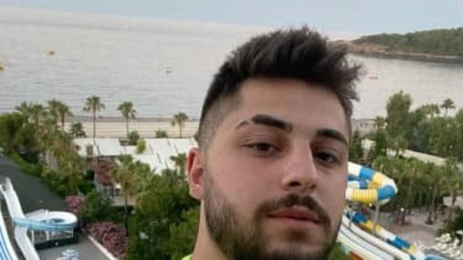 Kızlar, hangi fotoğraftaki erkek daha yakışıklı sizce, bir de sıralama yapar mısınız?