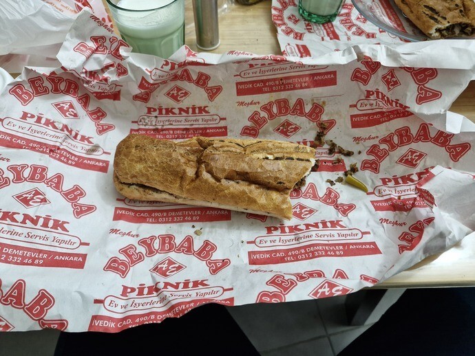 Gece kaçamağı olarak siz de acıkınca köfteli ekmek falan gömüyor musunuz?