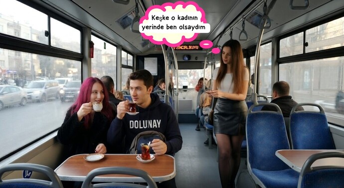 Sabah işe giderken otobüste yanına oturdum masayı kurdum, çay mı kahve mi içersin?
