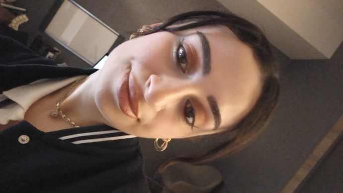 Hastanede yeni işe başlayan birini görünüşü yüzünden dışlamak, dalga geçmek normal mi sizce?