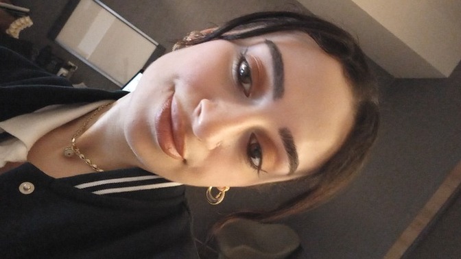Hastanede yeni işe başlayan birini görünüşü yüzünden dışlamak, dalga geçmek normal mi sizce?