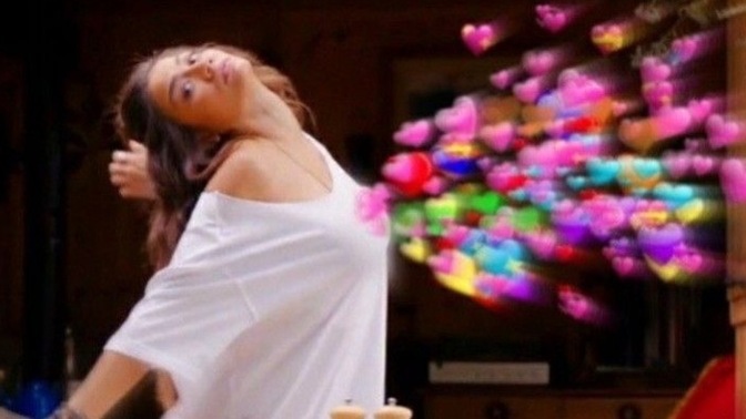 Aşık olunca istemsizce yüzün gülüyor mu yoksa içinde mi yaşıyorsun aşkı?