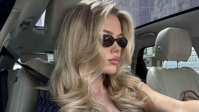Beyaz tende koyu renk saçlar mı daha çekici duruyor açık renk saçlar mı?