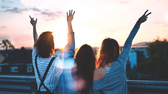 Uzun süre yalnız kalmak mı, yoksa uzun süre birileriyle vakit geçirmek mi sizi daha çok yorar?