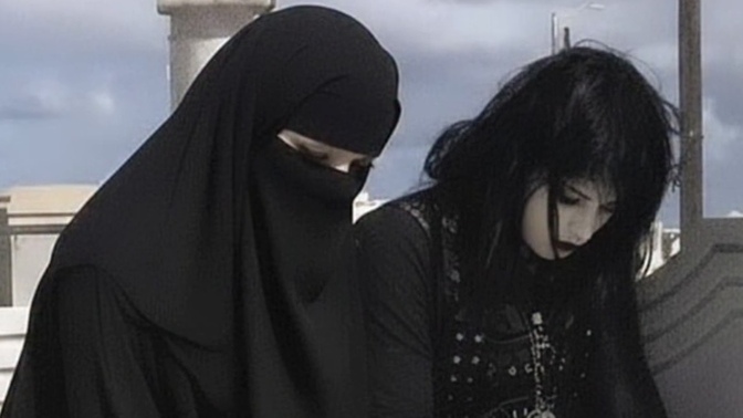İçimdeki İki Zıt Dünya: Çarşafın Huzuru ve Gotik Ruhun İsyanı?