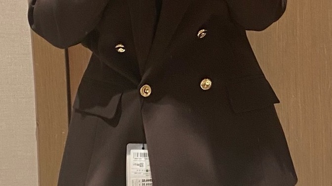Ceketin düğmeleri basit mi duruyor?