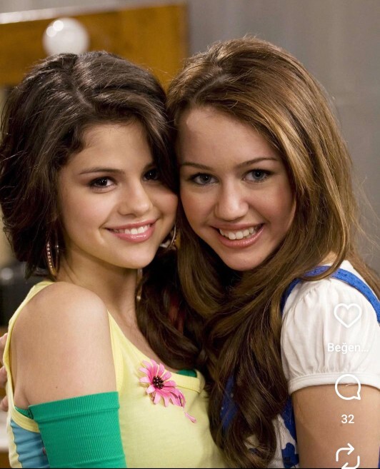 Arkadaşlar Selena Gomez mi daha güzel yoksa ben mi?