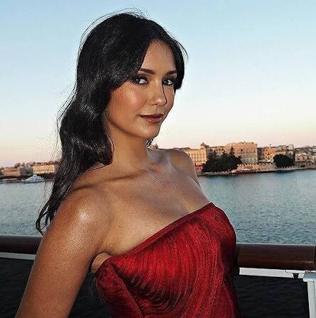 Arkadaşlar Selena Gomez mi daha güzel yoksa ben mi?
