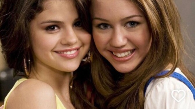 Arkadaşlar Selena Gomez mi daha güzel yoksa ben mi?